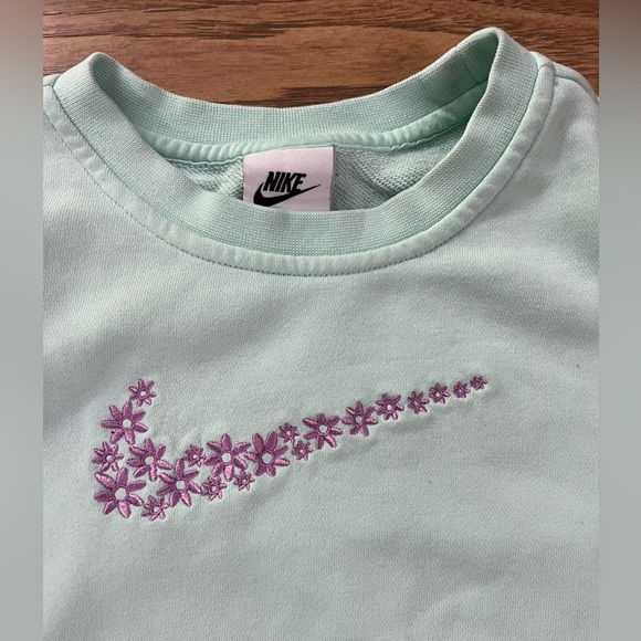 Nike Girls’ Floral Swoosh Crewneck Sweatshirt Medium EUC - Picture 2 of 3